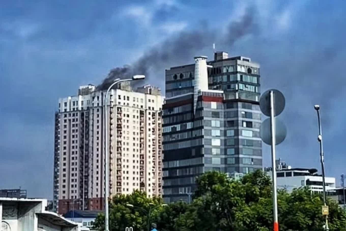 Cháy căn hộ tại tầng cao nhất chung cư TP.HCM