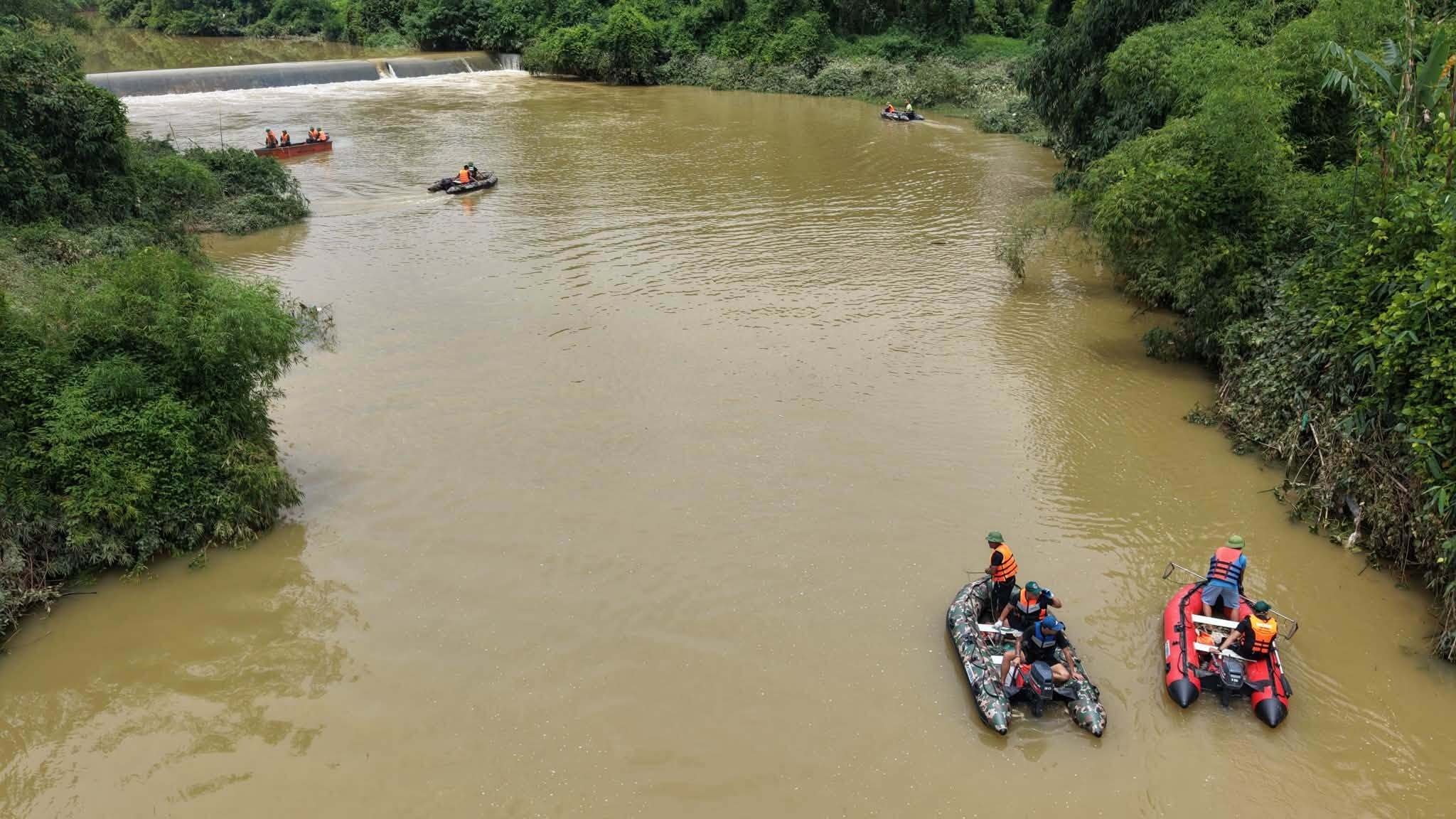 lật thuyền ảnh 2