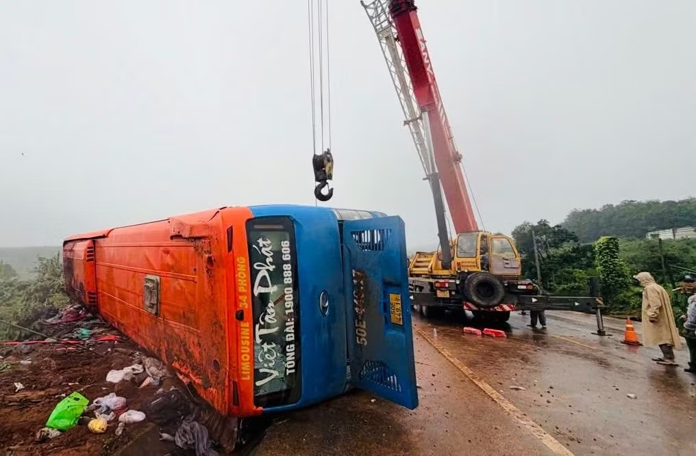 Lật xe khách trên đường tránh Gia Lai, nhiều người thương vong