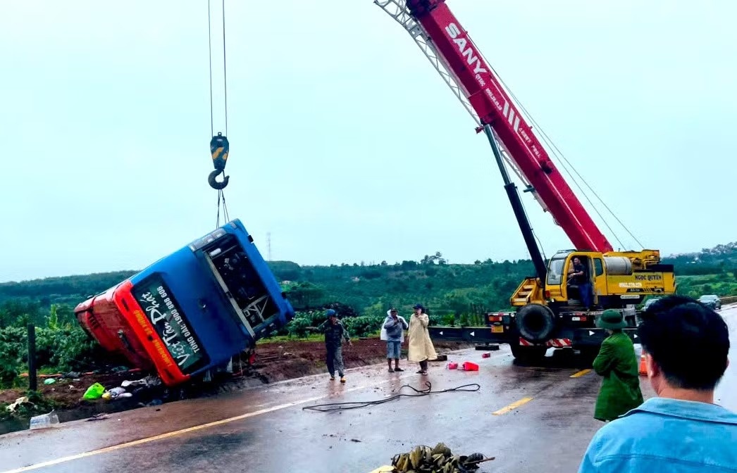 Thêm 3 người tử vong vụ lật xe khách ở Gia Lai