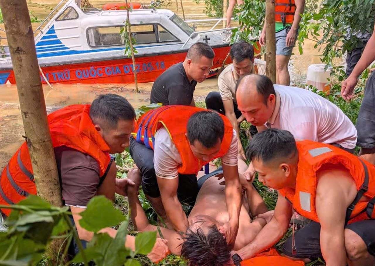 Lật xuồng đưa bệnh nhân đi cấp cứu, 7 người được cứu