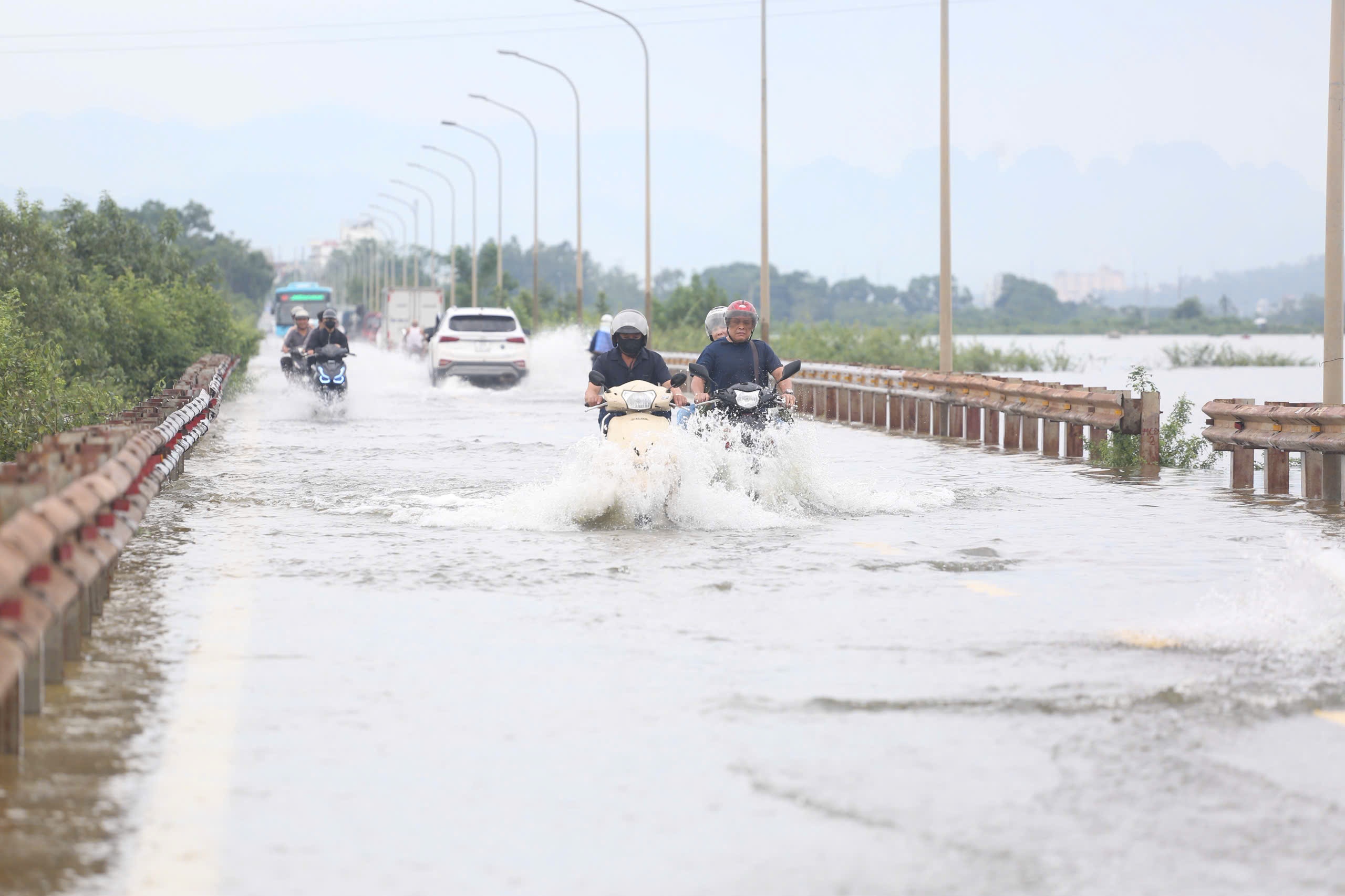 lũ tr&ecirc;n c&aacute;c s&ocirc;ng ảnh 2