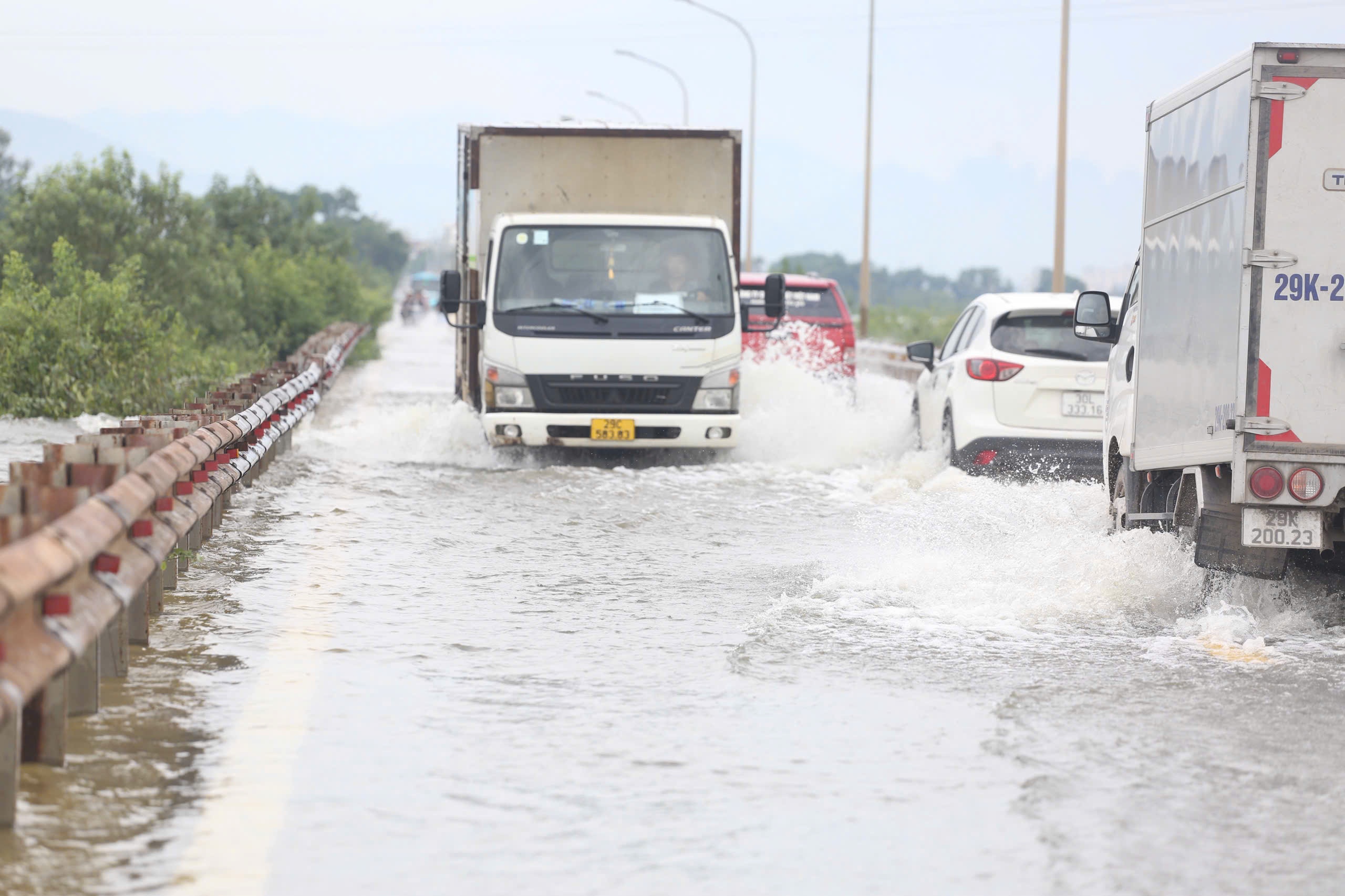 lũ tr&ecirc;n c&aacute;c s&ocirc;ng ảnh 3