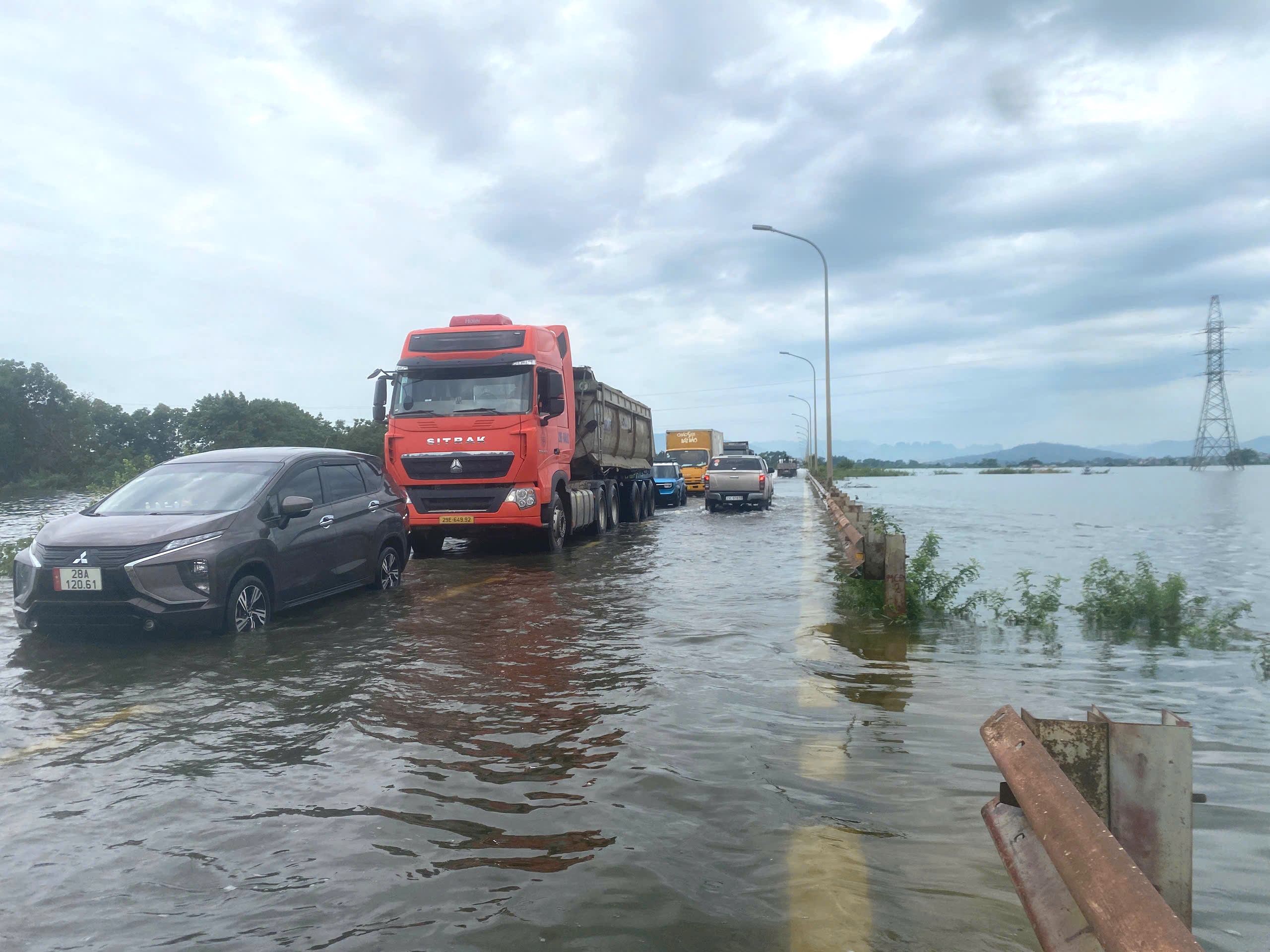 lũ tr&ecirc;n c&aacute;c s&ocirc;ng ảnh 5