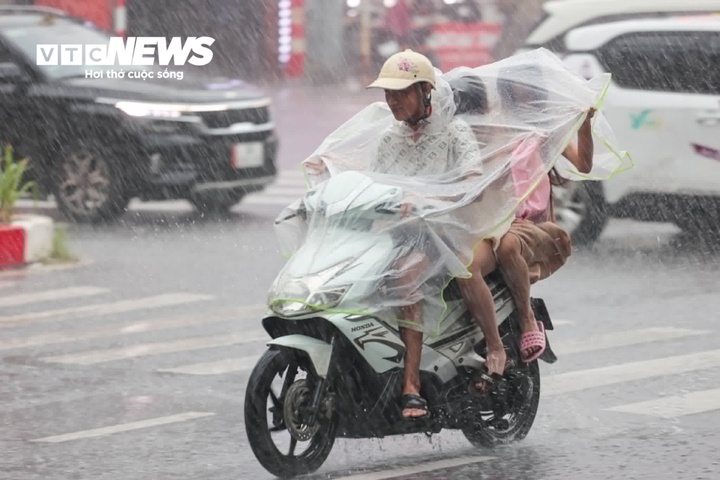 H&agrave; Nội mưa lớn ảnh 1