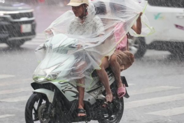 Hà Nội mưa lớn giờ tan tầm, đề phòng dông lốc, gió giật mạnh