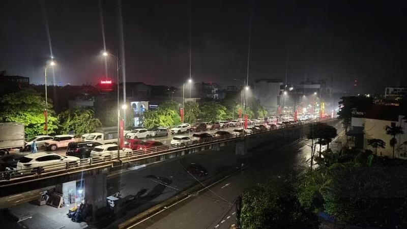 Người dân Thái Nguyên đưa ôtô lên cầu tránh ngập trong đêm