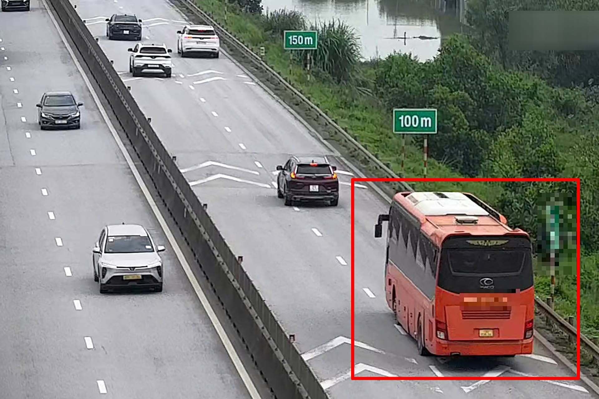 Hai tài xế đầu tiên bị phạt lỗi không giữ khoảng cách an toàn trên cao tốc