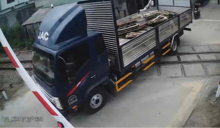 Xe tải vượt đường ray tông hỏng cần chắn, tài xế bị phạt 41,5 triệu đồng