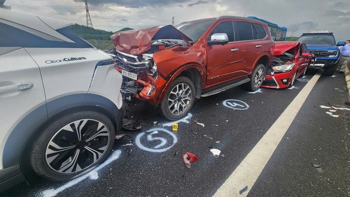 2 tai nạn, 11 ôtô hư hỏng do lỗi duy trì khoảng cách trên cao tốc