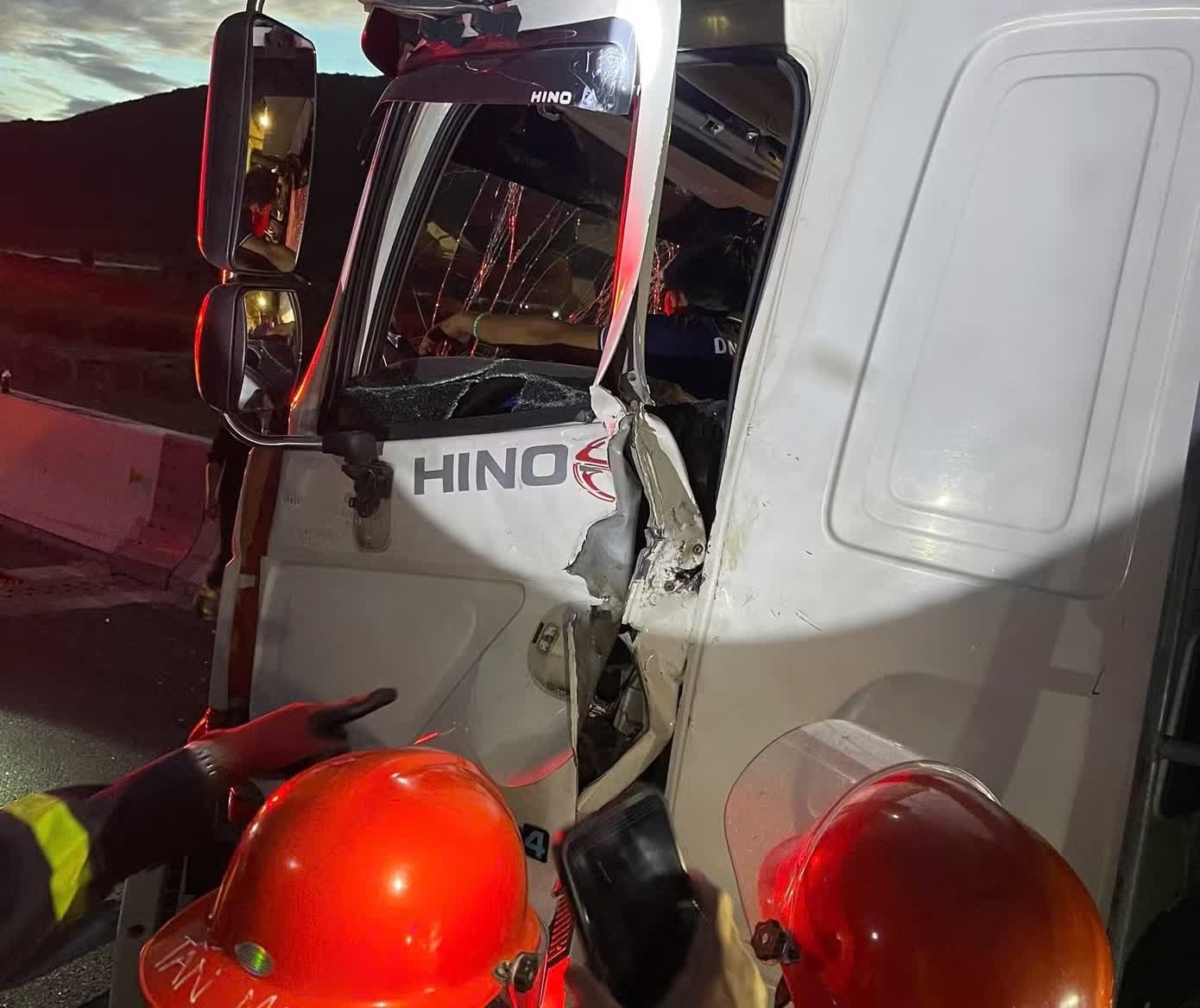 Tài xế xe tải mắc kẹt trong cabin sau tai nạn trên cao tốc