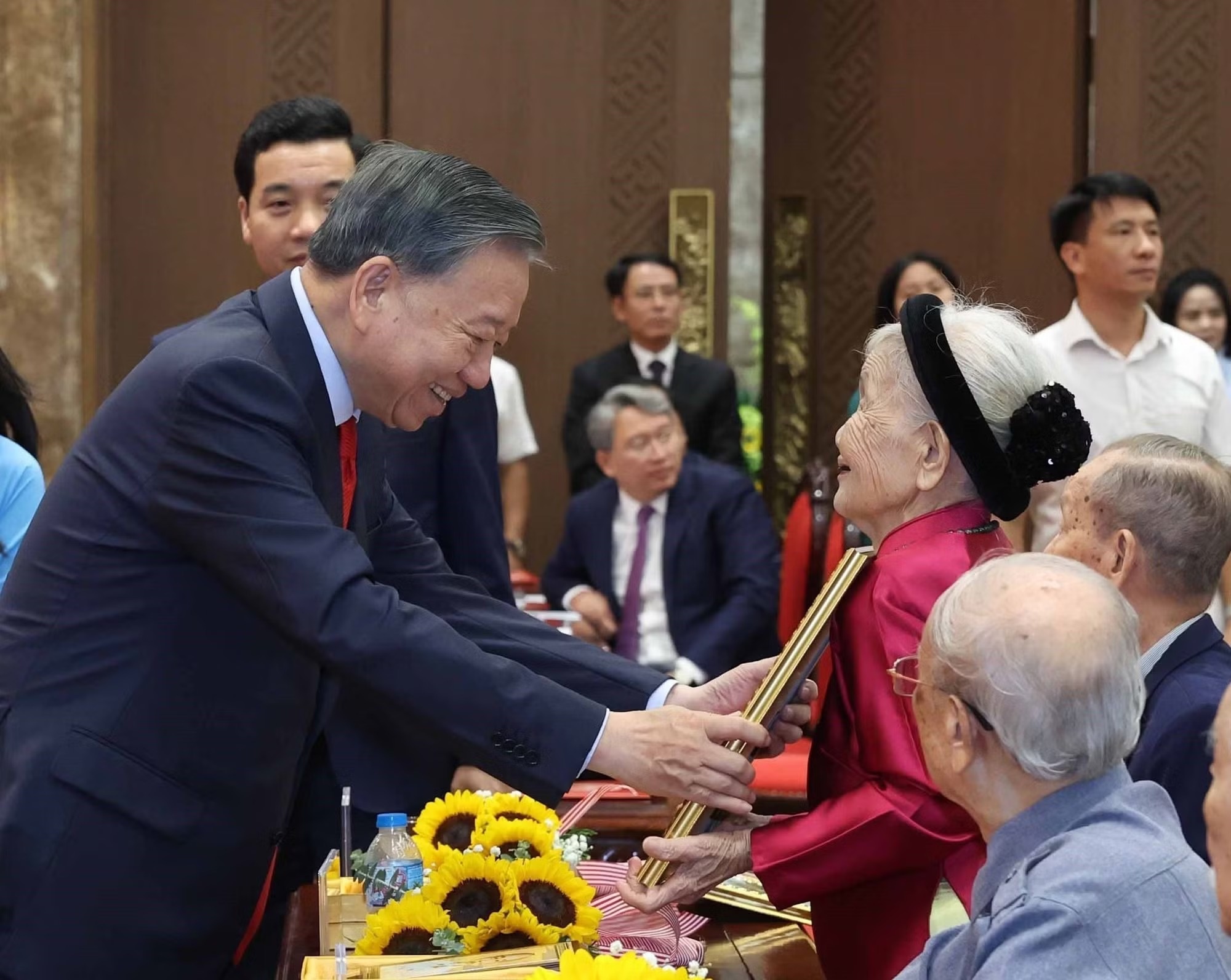 tổng b&iacute; thư ảnh 2