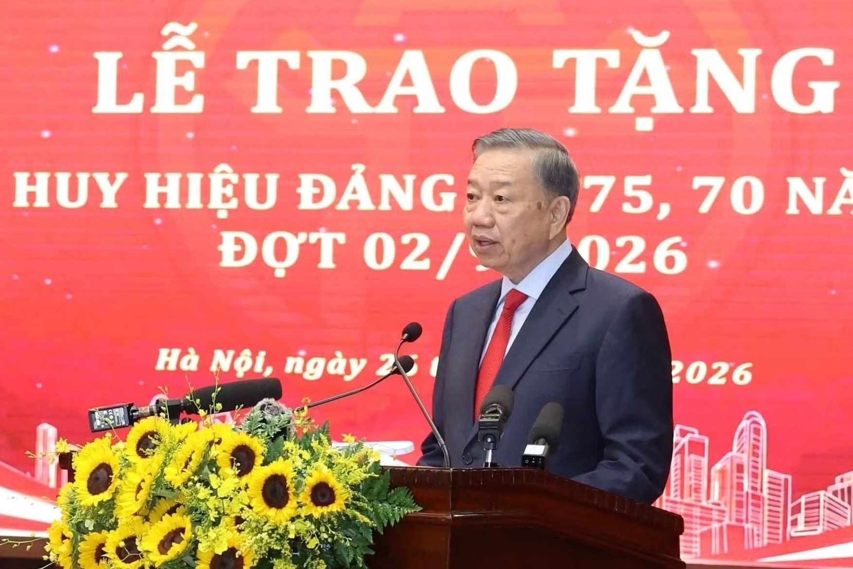 Tổng Bí thư, Chủ tịch nước dự lễ trao tặng Huy hiệu Đảng tại Đảng bộ TP Hà Nội