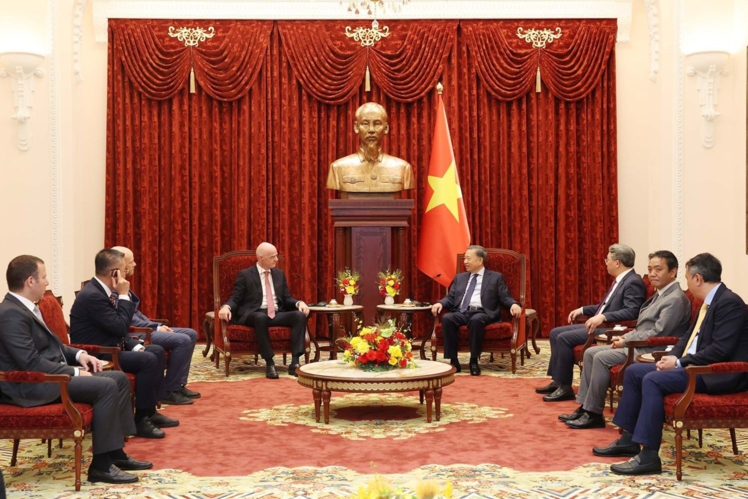 Tổng Bí thư, Chủ tịch nước Tô Lâm tiếp Chủ tịch Liên đoàn Bóng đá thế giới