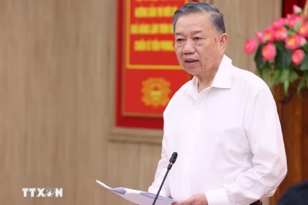 Không để thực tiễn đi quá xa rồi lý luận mới tổng kết