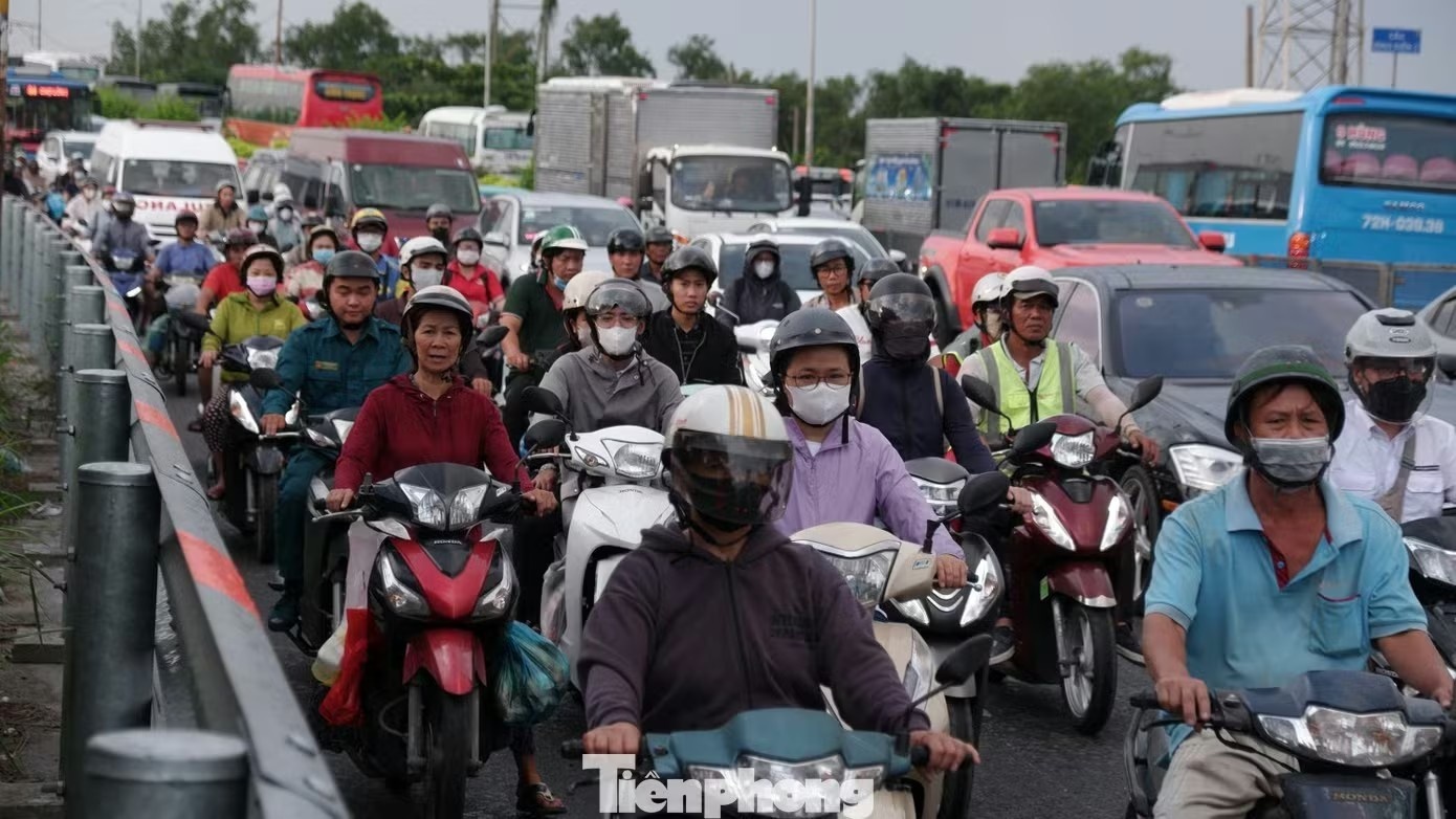 Người dân rời TP.HCM về quê nghỉ lễ