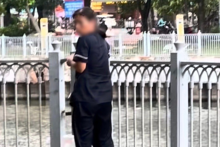 Phạt người vứt rác xuống kênh Nhiêu Lộc - Thị Nghè 1,5 triệu đồng