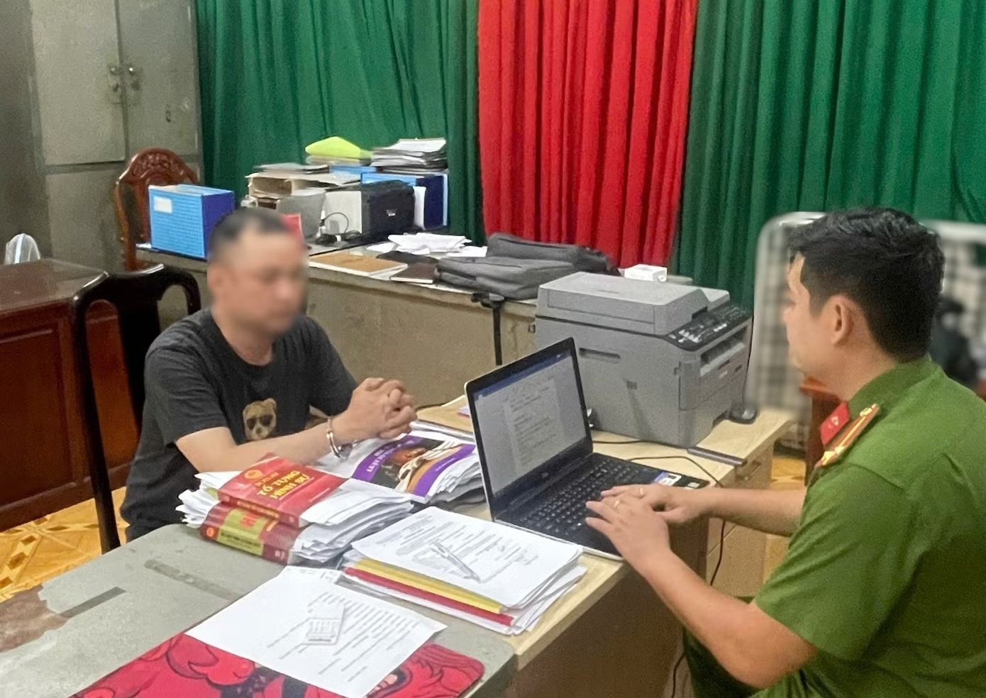 Đầu thú sau khi tạt sơn vào nhà dân lúc rạng sáng