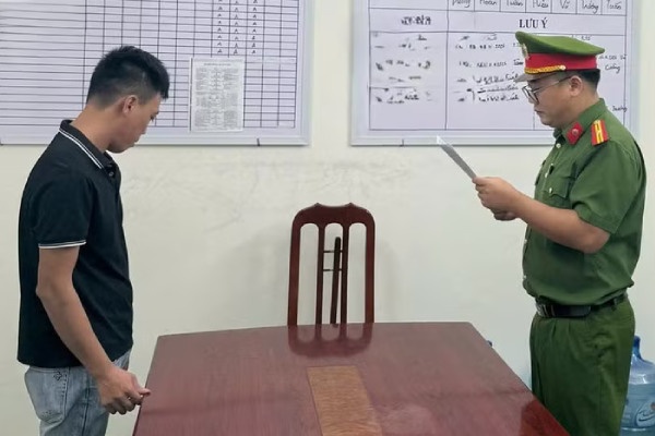 Khởi tố chủ cơ sở kinh doanh khóa cửa về tội trốn thuế