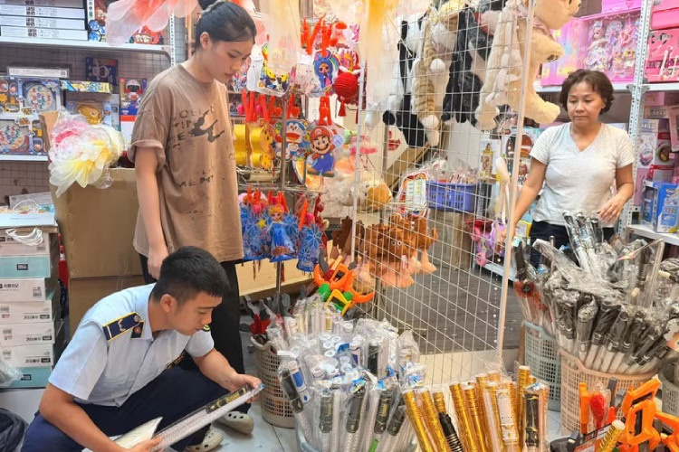 Phát hiện, xử lý nhiều hàng hóa vi phạm trước Tết Trung thu 2026