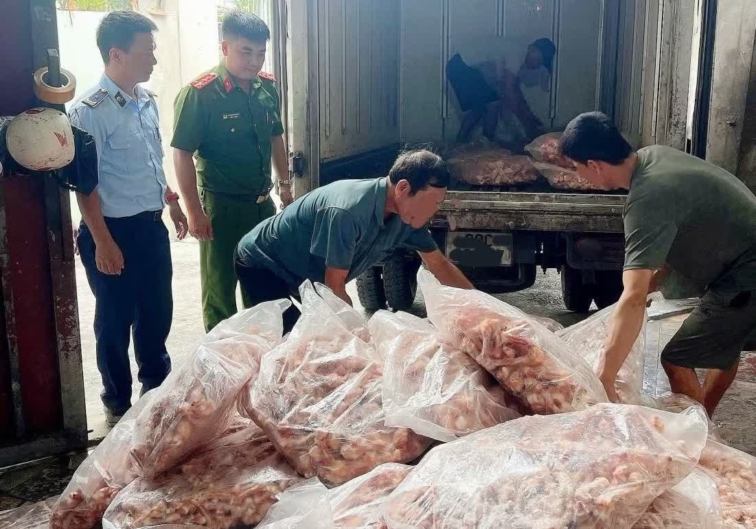 Tiêu hủy hơn 1,3 tấn chân gà, lòng mề gà không rõ nguồn gốc