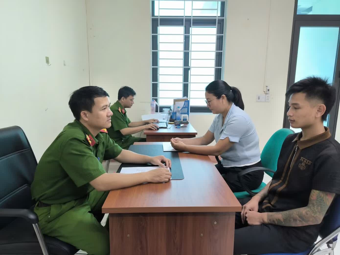T&agrave;i xế taxi,  uống rượu bia,  vượt đ&egrave;n đỏ ảnh 1