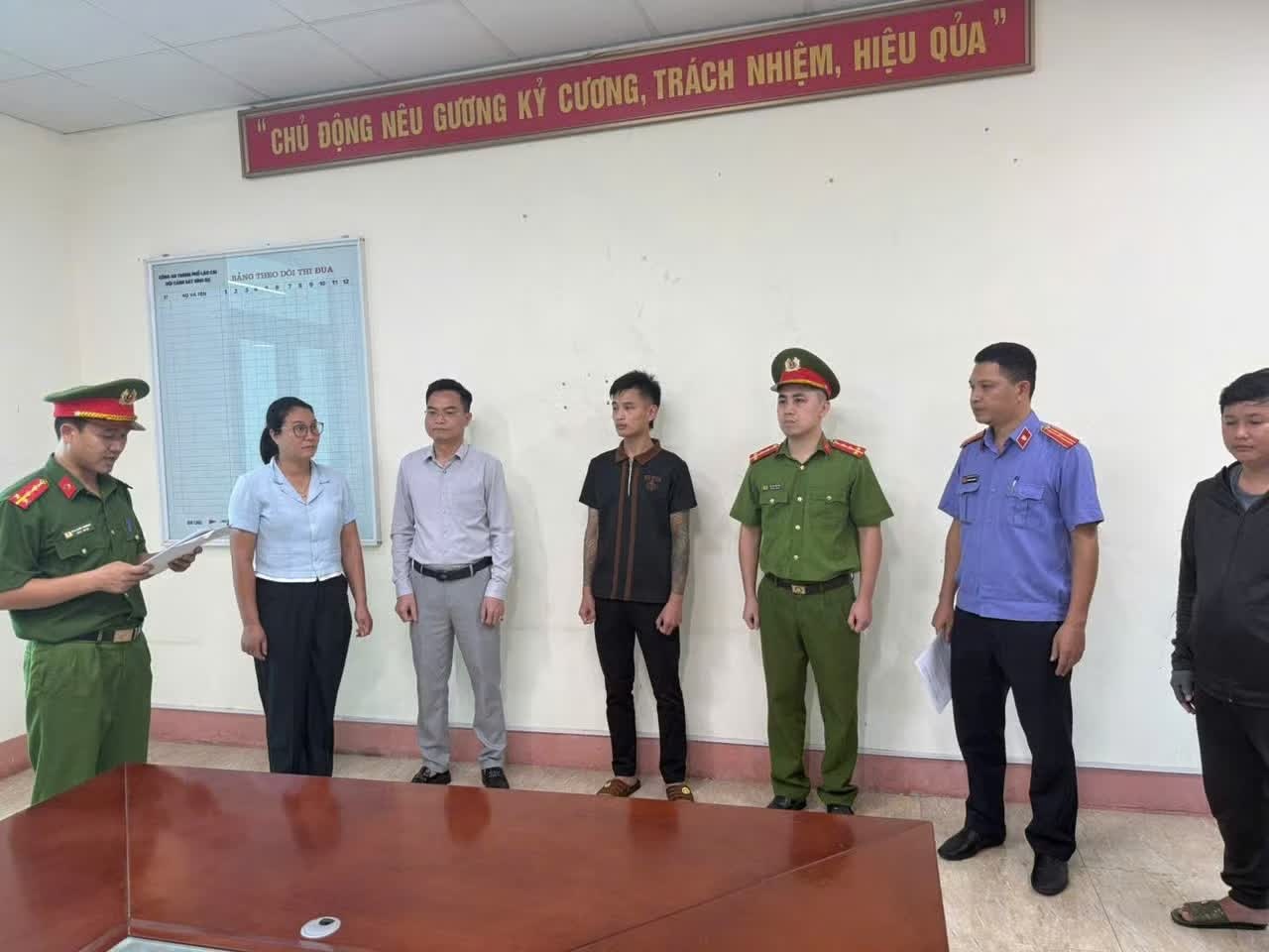 T&agrave;i xế taxi,  uống rượu bia,  vượt đ&egrave;n đỏ ảnh 2