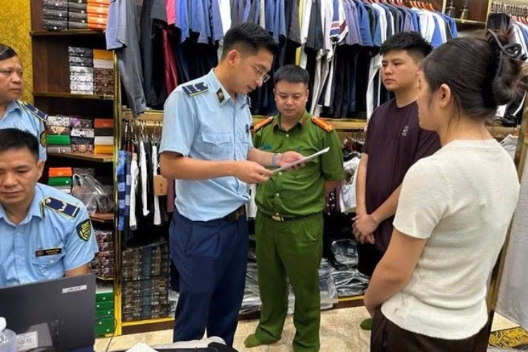 Chuyển cơ quan điều tra vụ việc kinh doanh quần áo giả mạo nhãn hiệu nổi tiếng