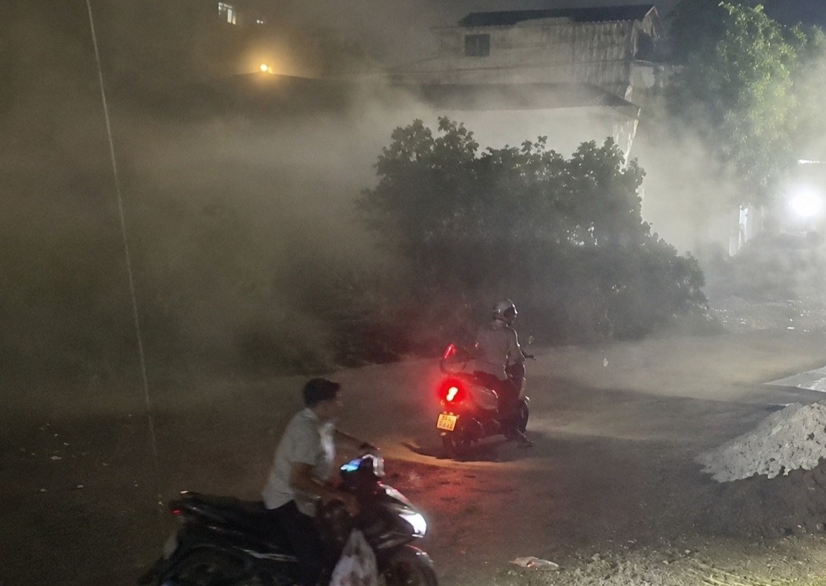 Nhà cao tầng đổ sập ra đường khi đang tháo dỡ