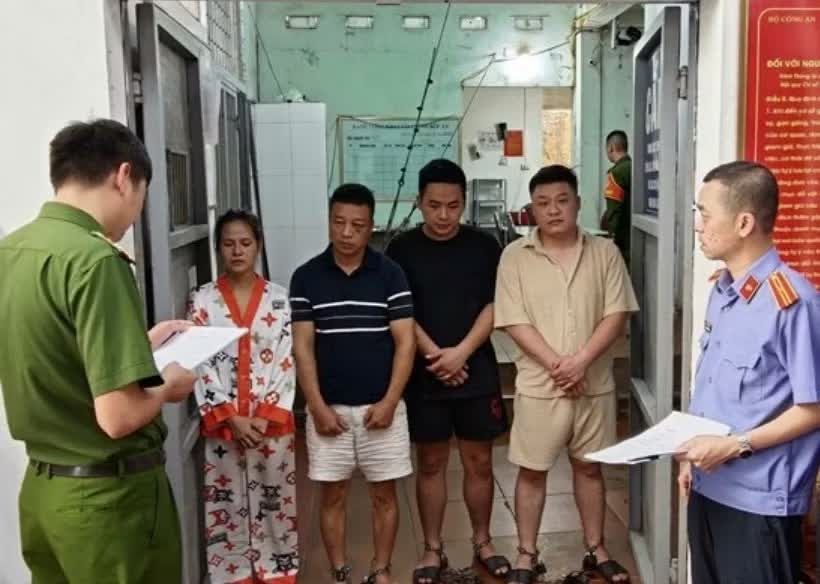 Tạm giữ 4 người tham gia hành hung tài xế taxi ở Quảng Ninh