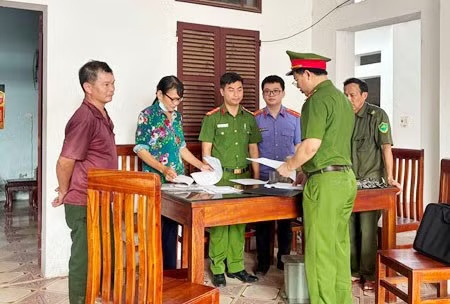 Khởi tố nguyên bí thư và trưởng thôn bán đất trái thẩm quyền