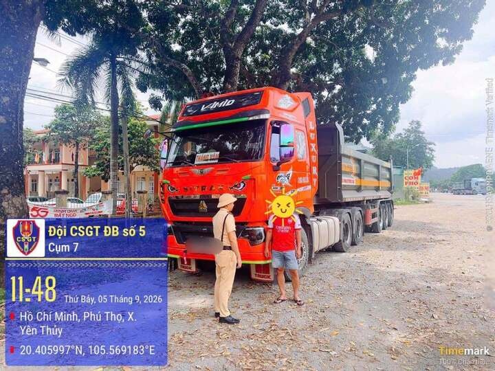 Xe đầu kéo bị tước giấy kiểm định, tài xế vẫn 'vô tư' chạy ngoài đường