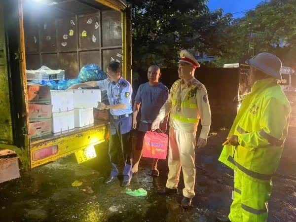 Khám phương tiện đang lưu thông, phát hiện thực phẩm không rõ nguồn gốc, xuất xứ