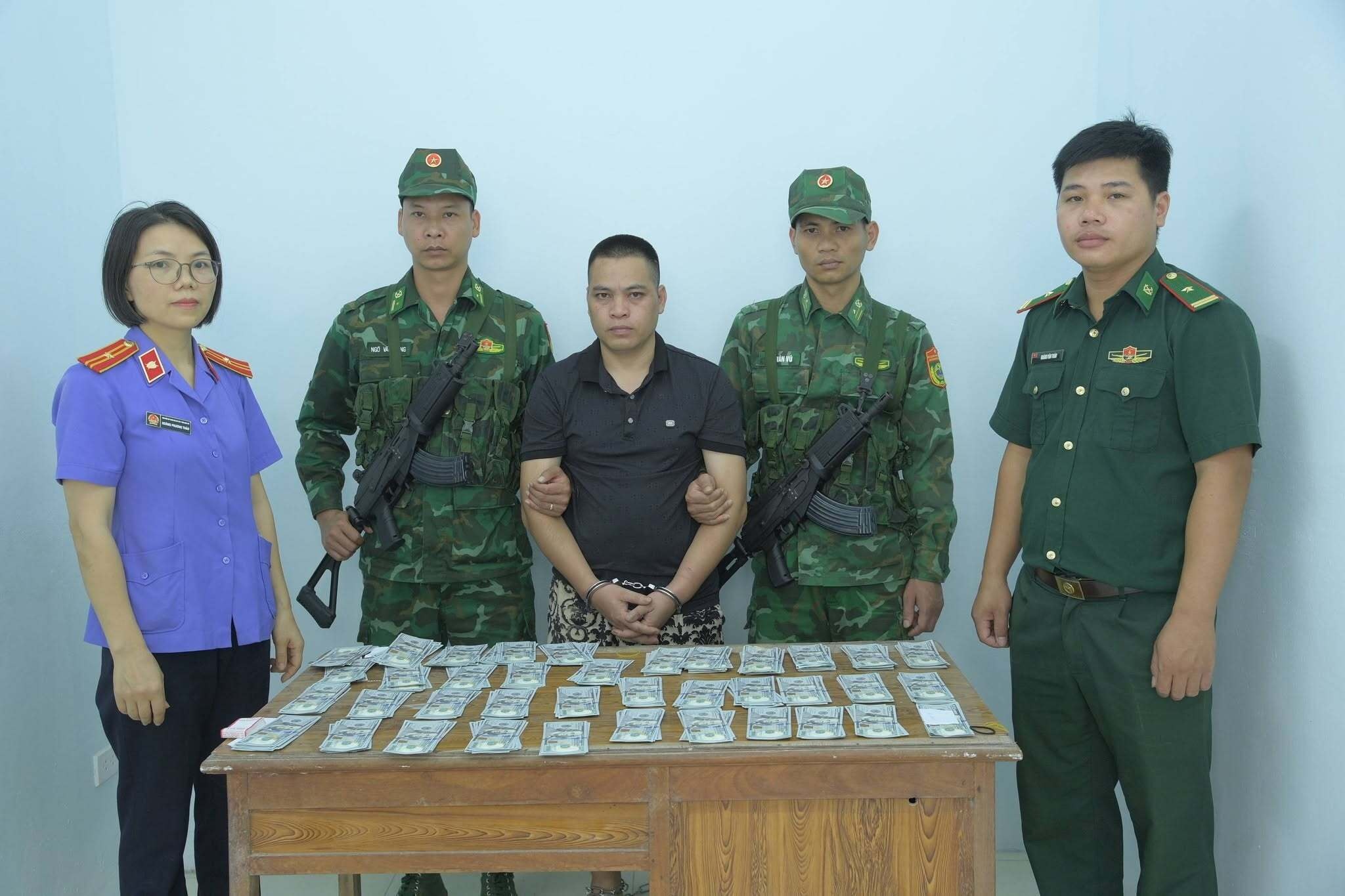 Bắt giữ người vận chuyển gần 400 tờ 100 USD nghi tiền giả