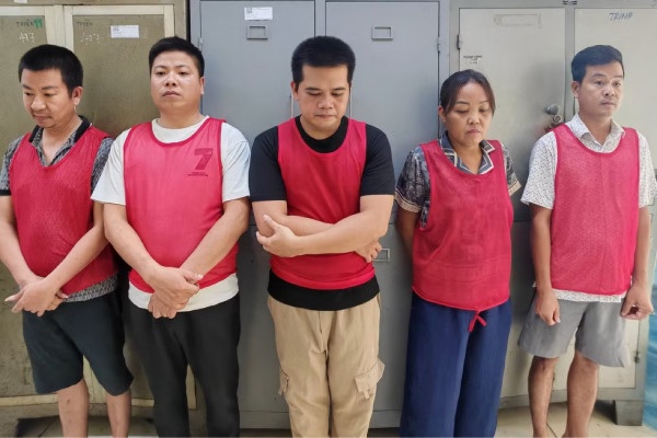 Khởi tố 5 đối tượng đổ trộm hàng nghìn tấn phế thải tại xã Đại Thanh