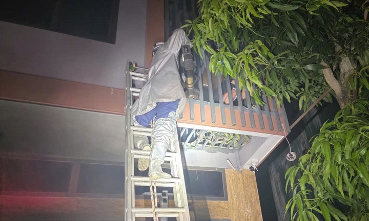 Cảnh sát cắt chuồng cọp cứu 2 người mắc kẹt trong nhà cháy