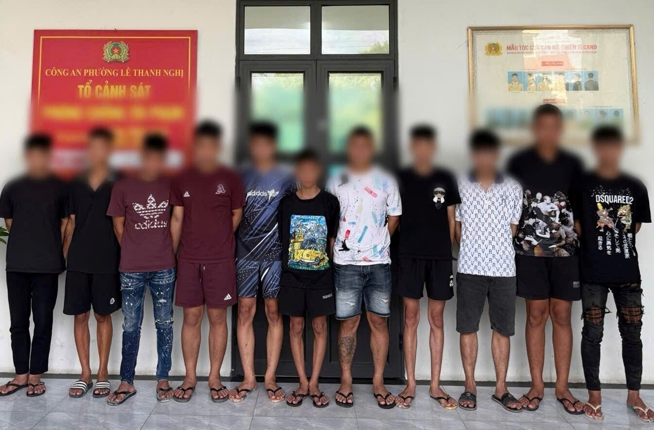 Khởi tố 12 thanh thiếu niên mang hung khí náo loạn đường phố