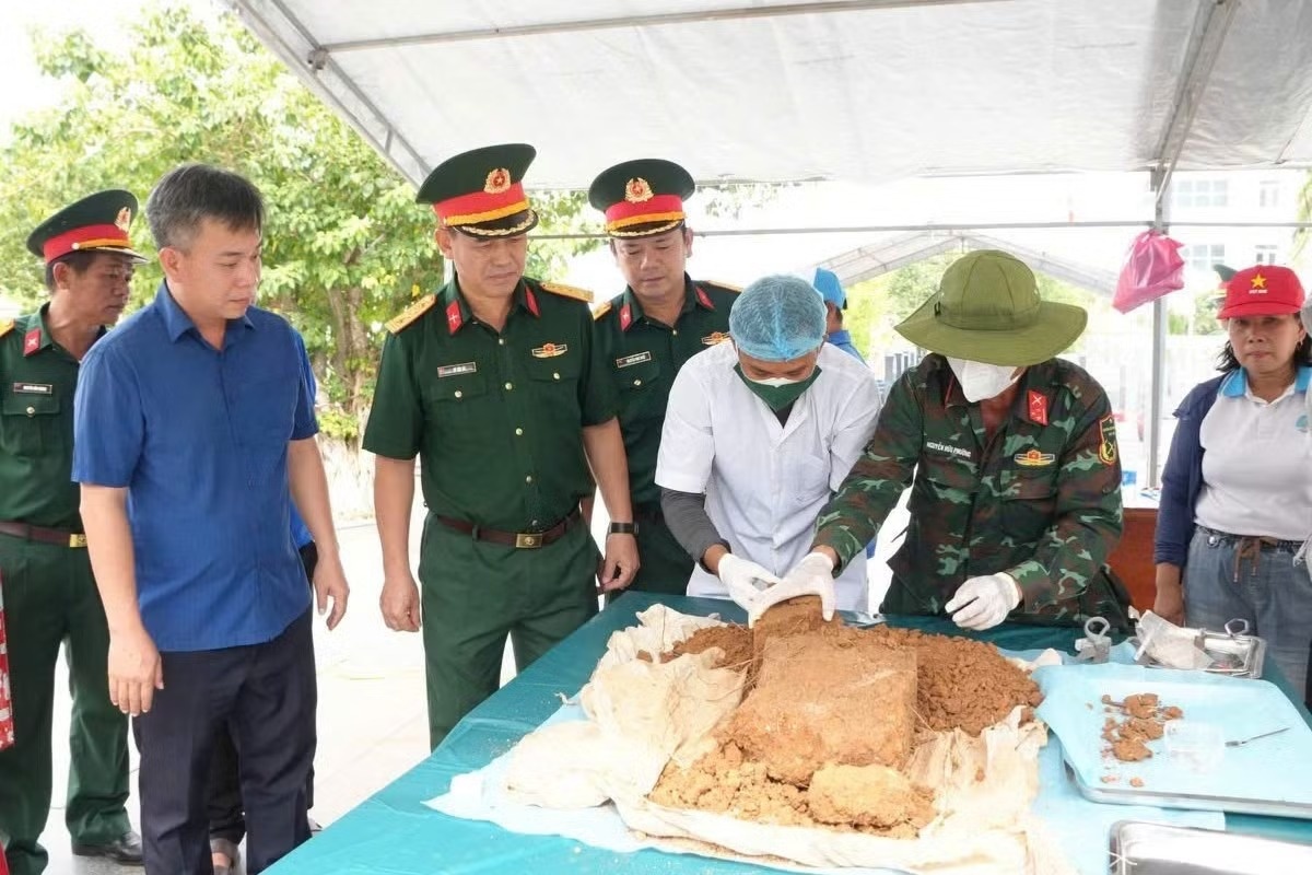 Dòng chữ trên lược nhựa, chiếc huân chương hé mở manh mối về liệt sĩ