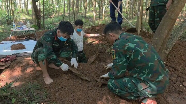 Phát hiện hài cốt 2 liệt sĩ được an táng trong rừng Quảng Trị