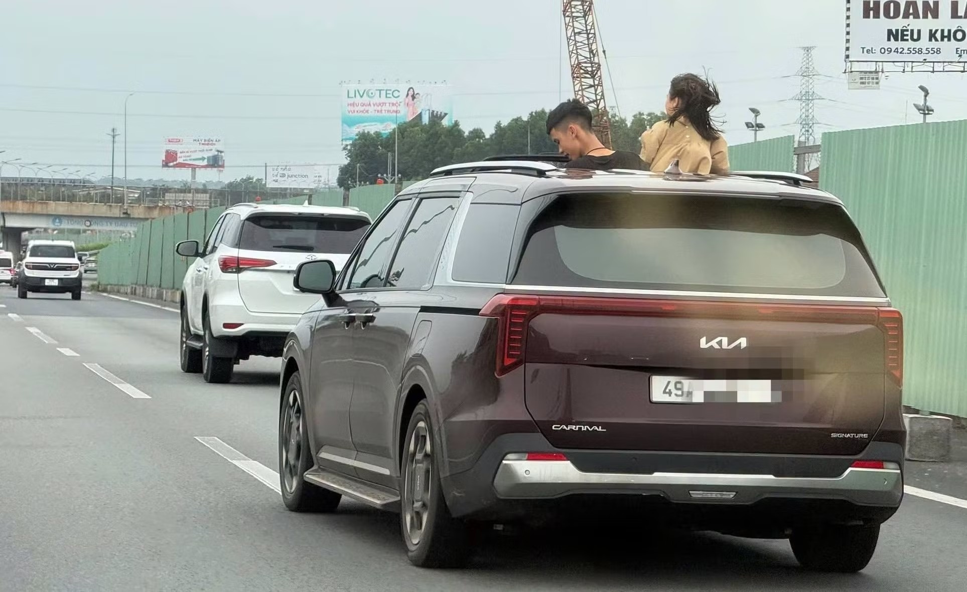 Xử phạt nữ tài xế cho trẻ ‘hóng gió’ khi ôtô lưu thông trên cao tốc