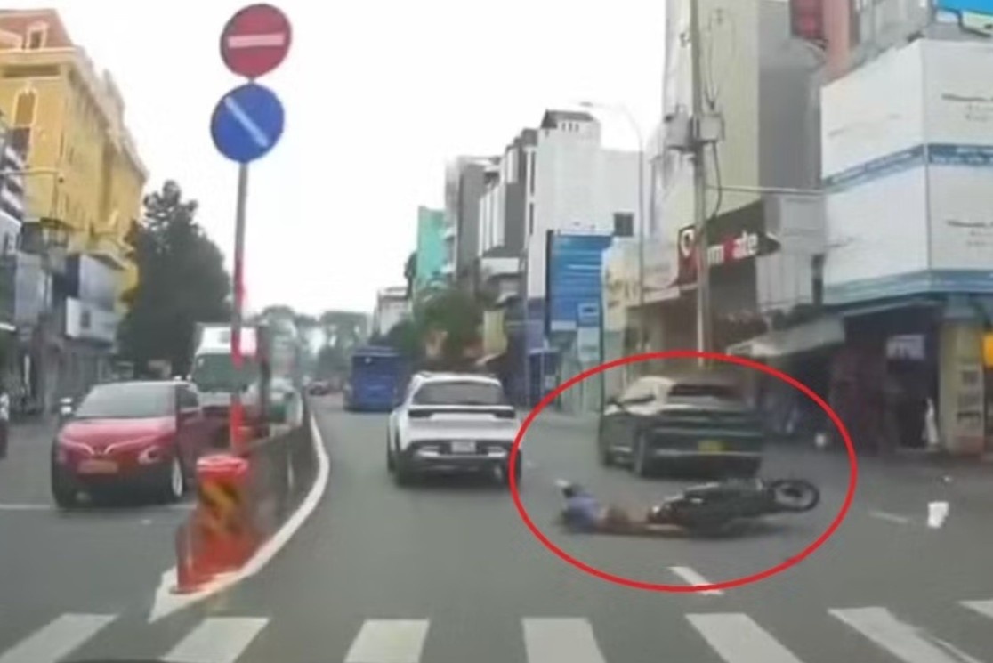Ôtô ép người đi xe máy ngã giữa đường gây phẫn nộ ở TP.HCM