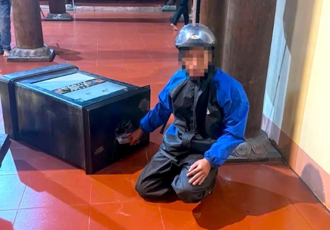2 tiếng đồng hồ đục hòm công đức bằng két sắt