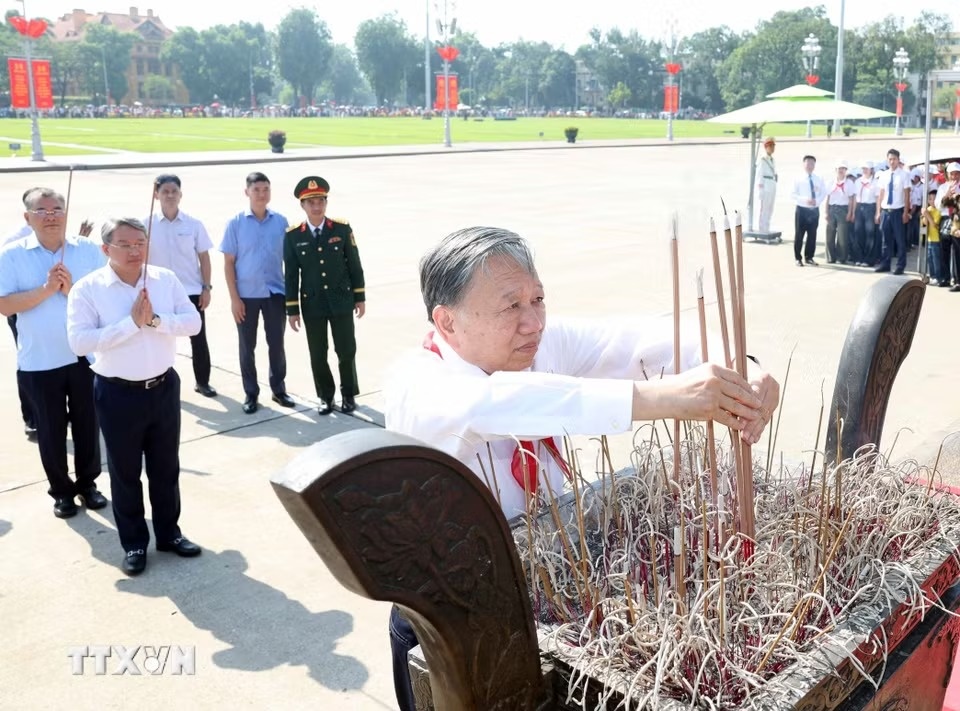 Tổng Bí thư, Chủ tịch nước Tô Lâm dâng hương tưởng nhớ Chủ tịch Hồ Chí Minh