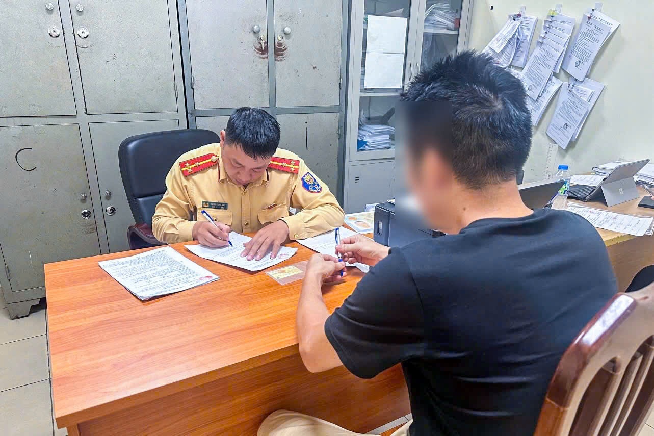 t&agrave;i xế đi l&ugrave;i ảnh 1