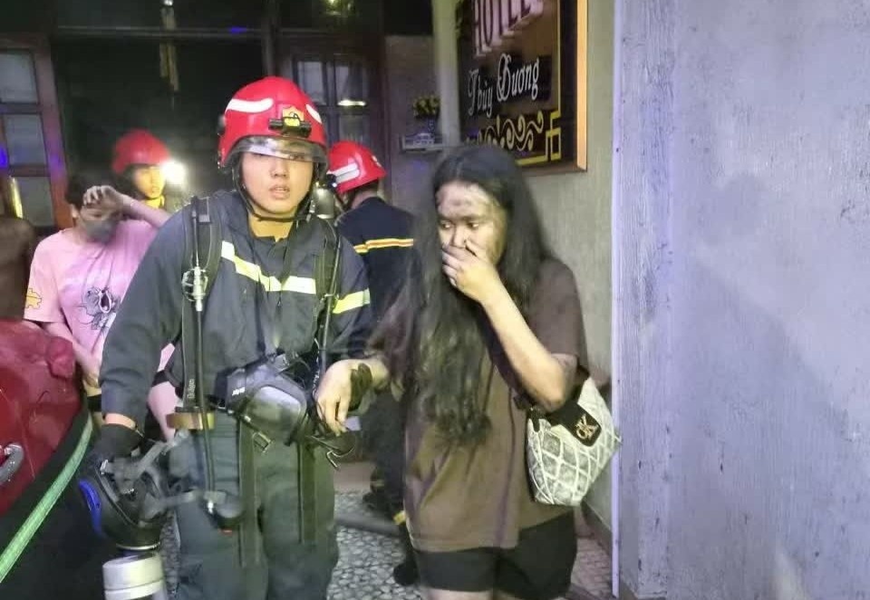 Cận cảnh cuộc giải cứu 26 người trong đám cháy khách sạn ở Tân Sơn Nhì