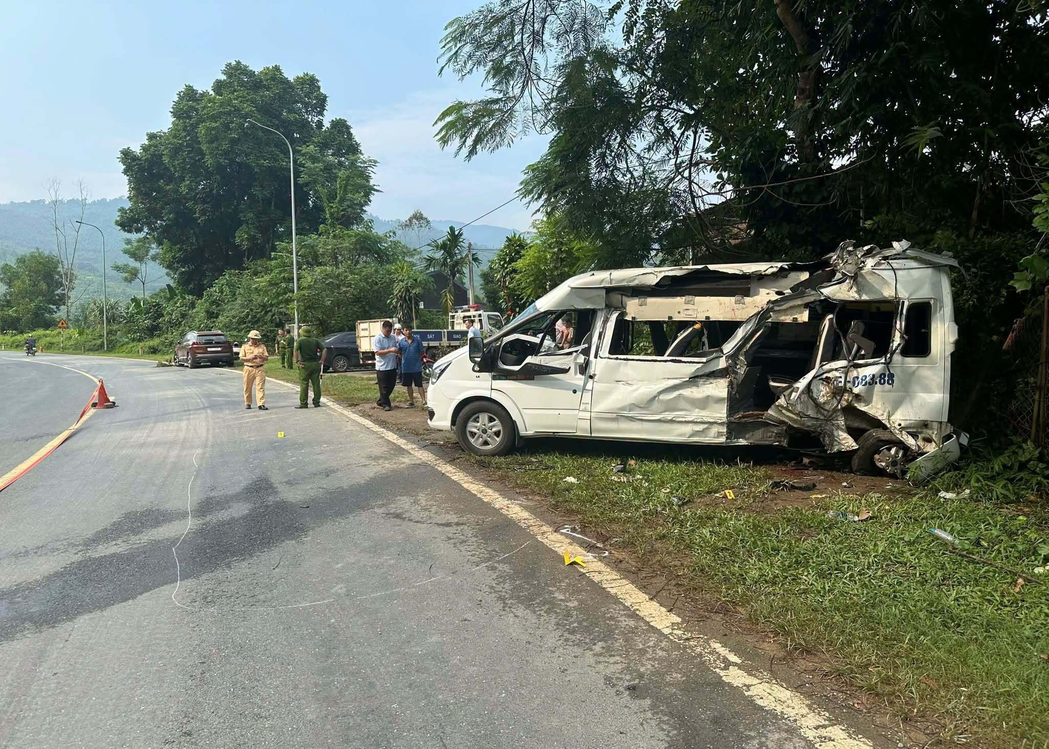 Xe đầu kéo tông ôtô khách, 3 người thương vong