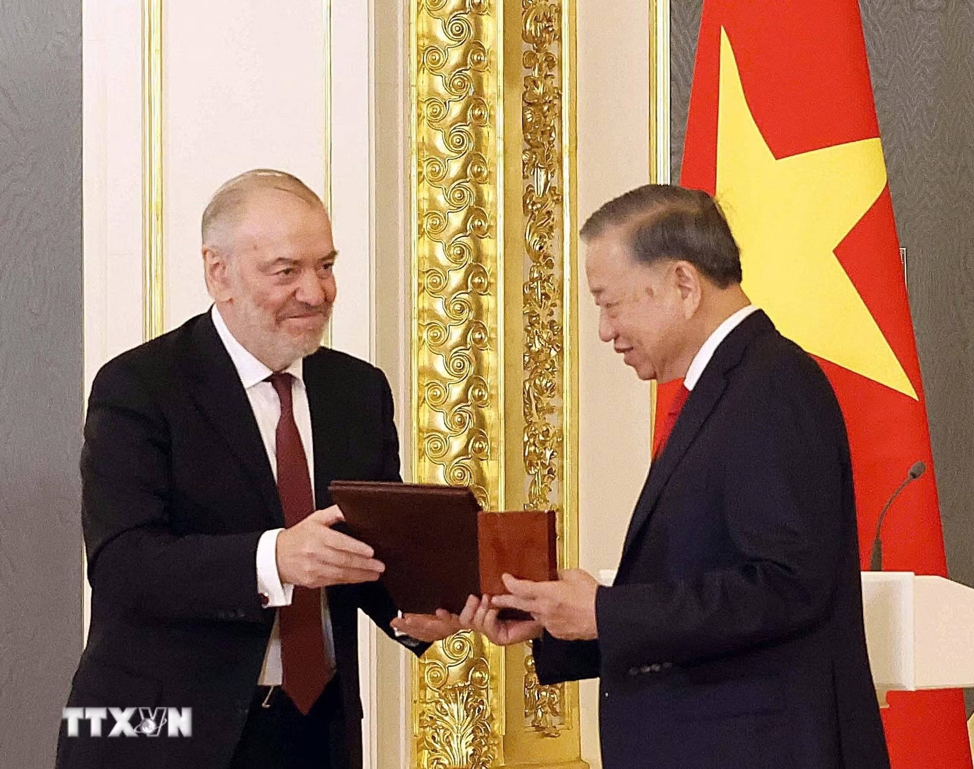 tổng b&iacute; thư ảnh 2