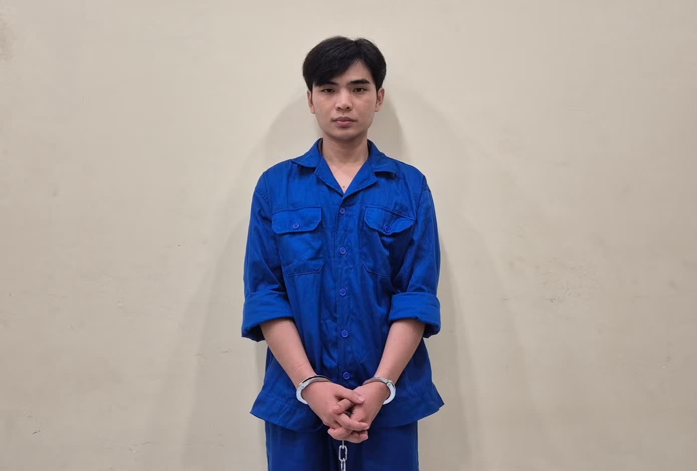 Mang s&uacute;ng,  Đột nhập biệt thự ảnh 1