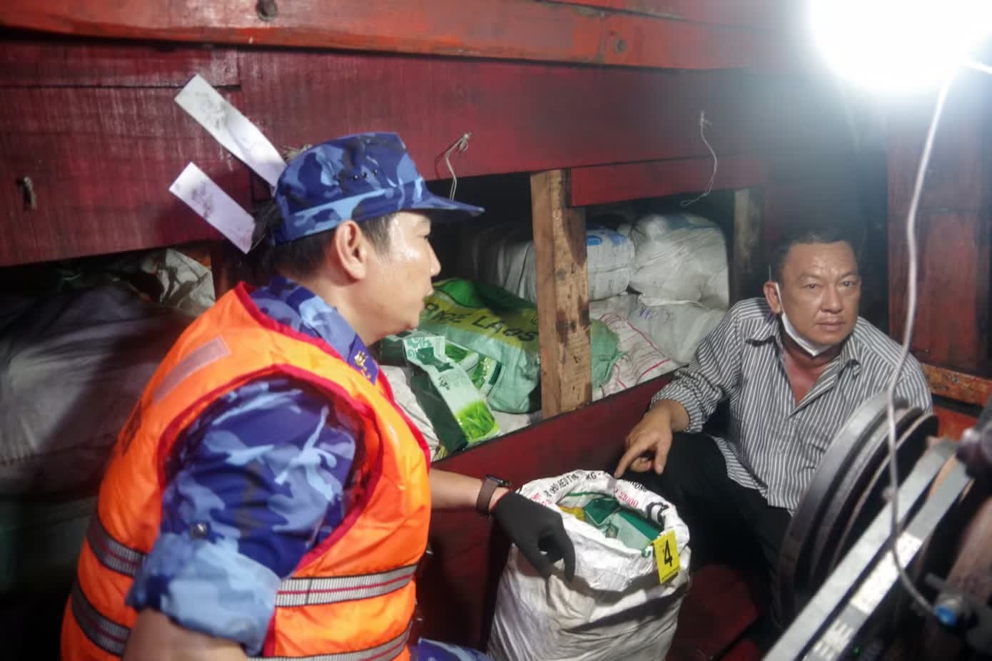 1 tấn ma t&uacute;y ảnh 2