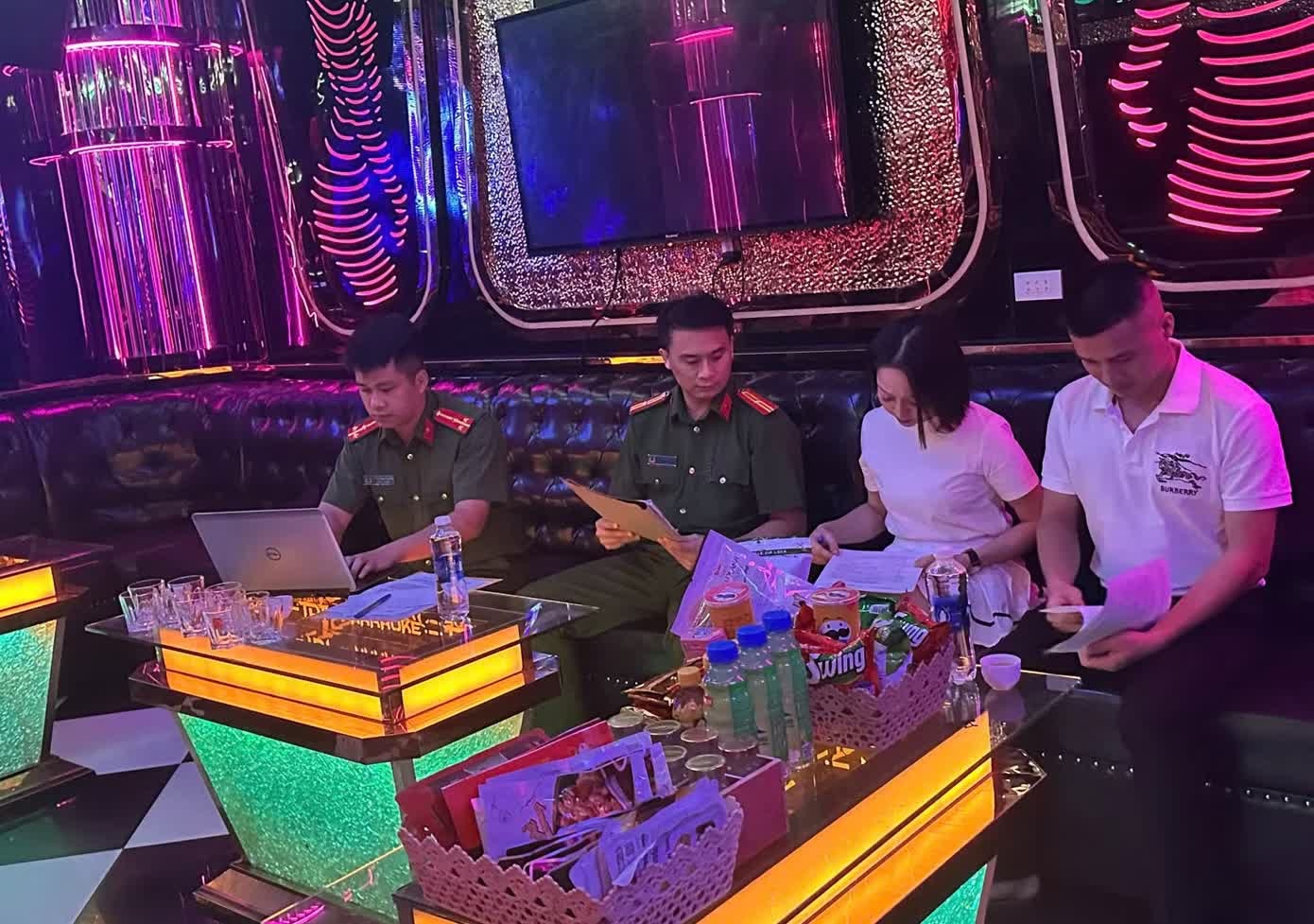 Kiểm tra qu&aacute;n karaoke ảnh 1
